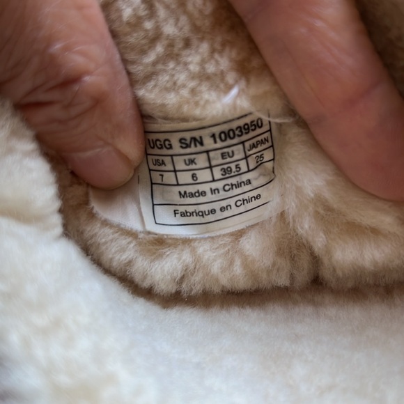 UGG RARE Classic Short US 7 with Red cable trim - Excellent Condition - Picture 8 of 16